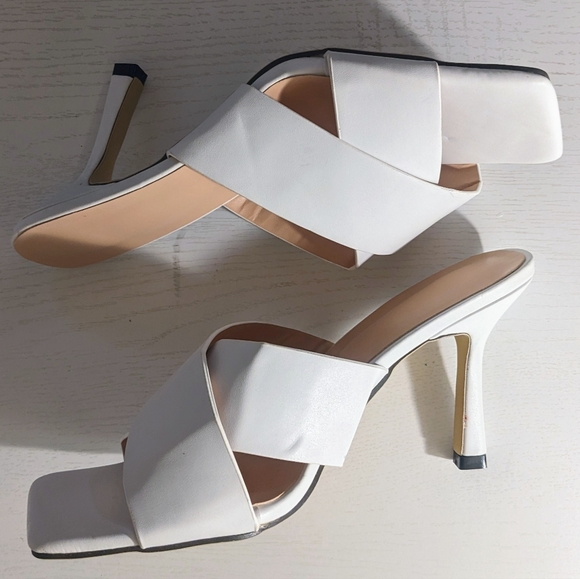 NWOT 7 White Heeled Mule Sandals - Picture 2 of 5